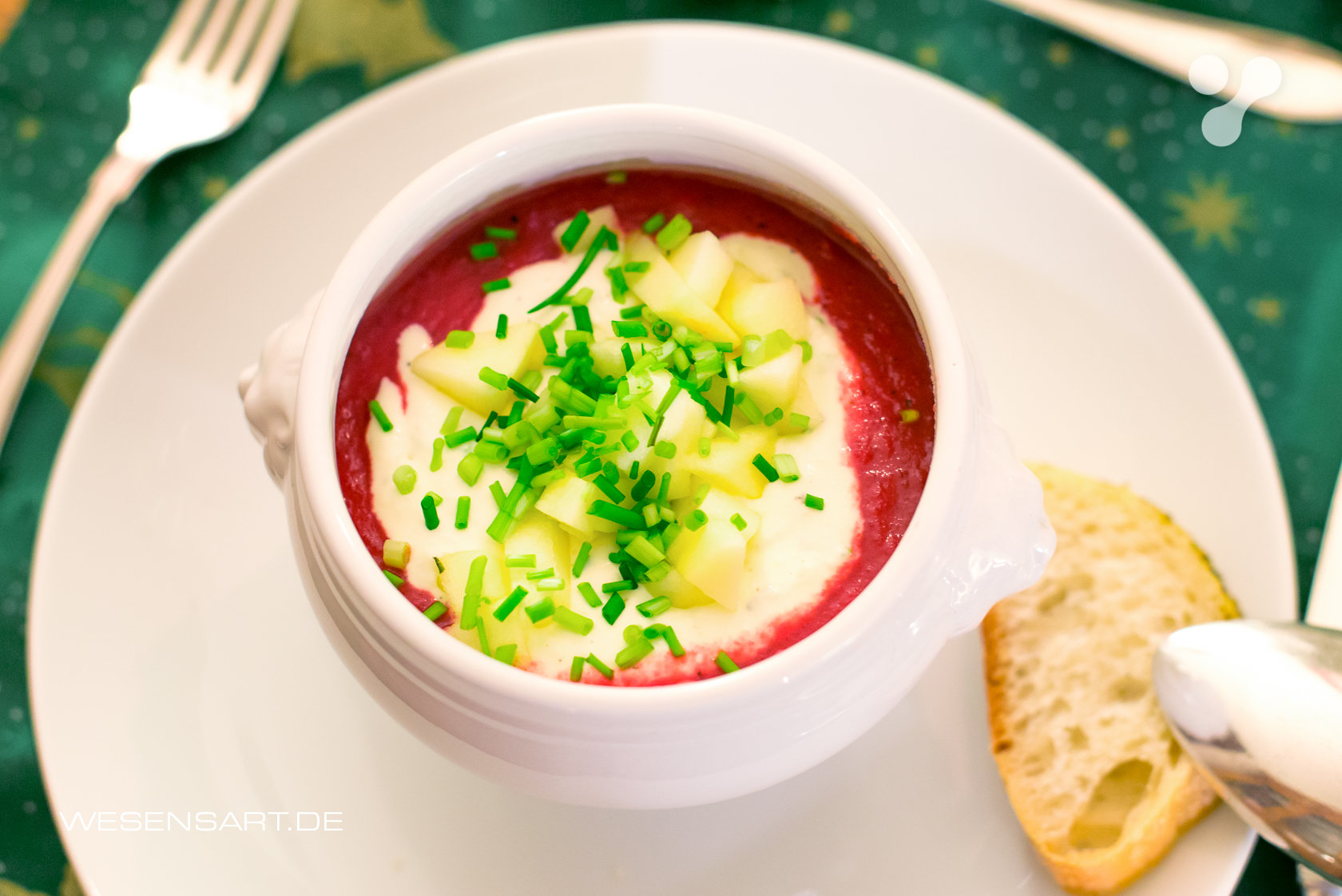 Vegane Rote-Beete-Apfel-Suppe mit Meerrettich-Creme - Digitaler ...